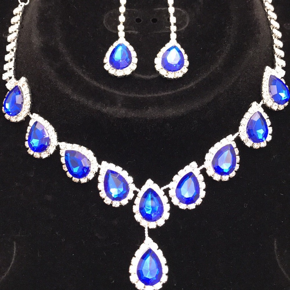 Necklace and earrings complete set NWT